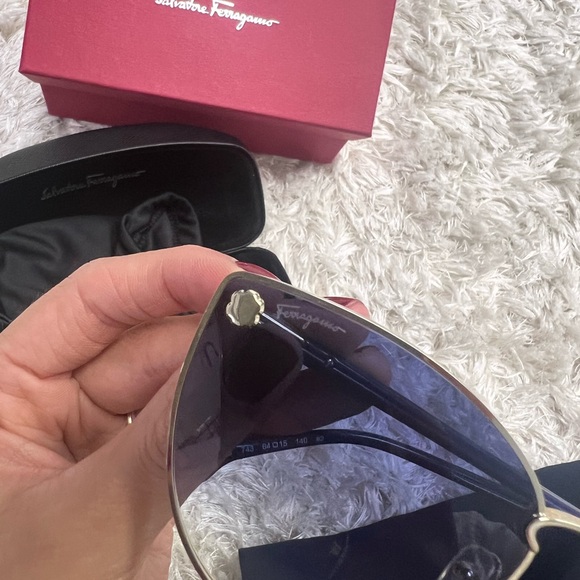 Authentic Ferragamo sunglasses - Picture 5 of 8